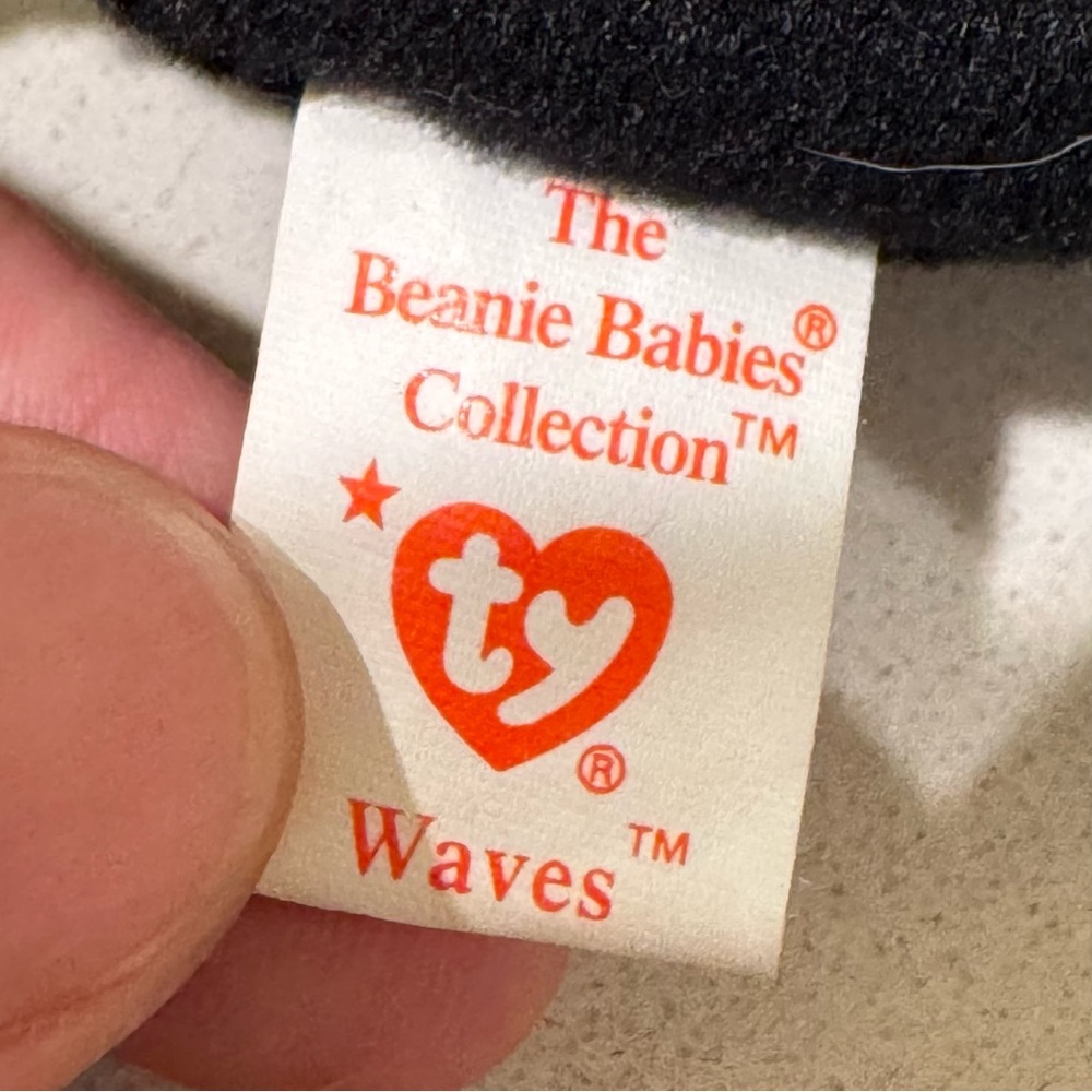 Ty Beanie Baby named Waves the Orca Whale (1996) - Picture 3 of 6